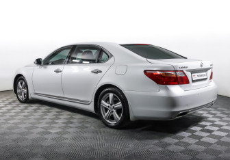 Подержанный автомобиль Lexus LS 2012 года (7 фото)