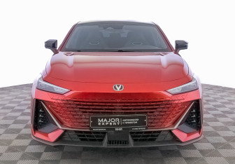 Подержанный автомобиль Changan UNI-V 2023 года (2 фото)