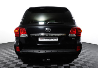 Подержанный автомобиль Toyota Land Cruiser Suv 2012 года (6 фото)