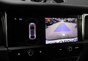 Подержанный автомобиль Porsche Macan 2023 года (18 фото)