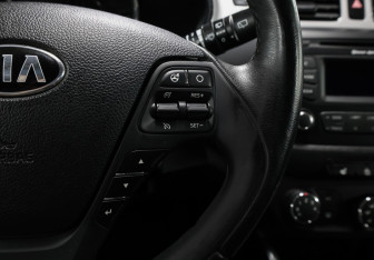 Подержанный автомобиль Kia Ceed Hatchback 2015 года (18 фото)