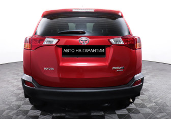 Подержанный автомобиль Toyota RAV4 2013 года (6 фото)