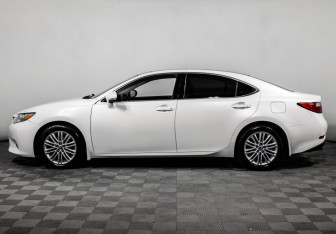 Подержанный автомобиль Lexus ES 2015 года (8 фото)
