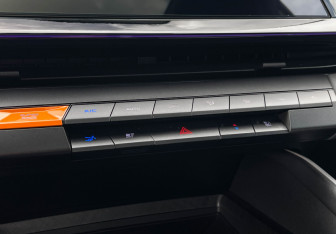 Подержанный автомобиль Changan UNI-V 2023 года (16 фото)