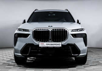 Подержанный автомобиль BMW X7 2022 года (2 фото)