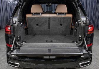 Подержанный автомобиль BMW X7 2021 года (10 фото)