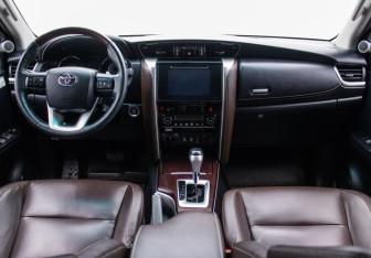 Подержанный автомобиль Toyota Fortuner 2018 года (14 фото)