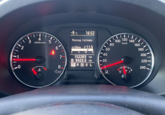 Подержанный автомобиль Nissan X-Trail 2013 года (22 фото)