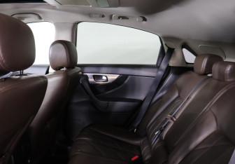 Подержанный автомобиль Infiniti FX 2010 года (12 фото)