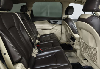 Подержанный автомобиль Audi Q7 2015 года (13 фото)