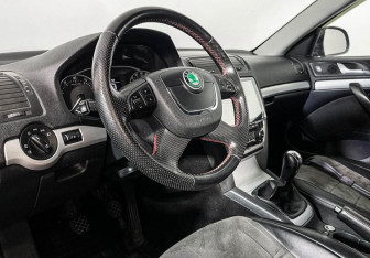 Подержанный автомобиль Skoda Octavia Liftback 2010 года (13 фото)