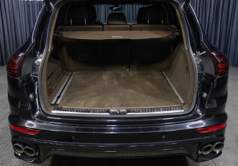 Подержанный автомобиль Porsche Cayenne 2015 года (9 фото)