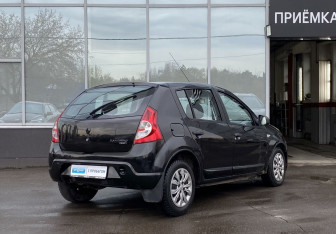 Подержанный автомобиль Renault Sandero 2010 года (5 фото)