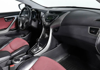 Подержанный автомобиль Hyundai Elantra Sedan 2012 года (9 фото)