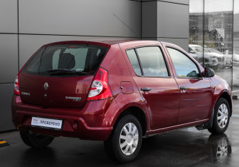 Подержанный автомобиль Renault Sandero 2014 года (5 фото)
