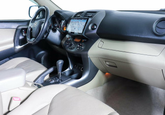 Подержанный автомобиль Toyota RAV4 2010 года (8 фото)