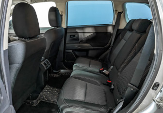 Подержанный автомобиль Mitsubishi Outlander 2022 года (17 фото)