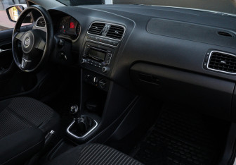 Подержанный автомобиль Volkswagen Polo Sedan 2012 года (7 фото)