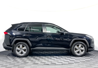 Подержанный автомобиль Toyota RAV4 2021 года (4 фото)