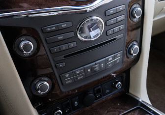 Подержанный автомобиль Infiniti QX56 2010 года (13 фото)