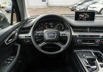 Подержанный автомобиль Audi Q7 2019 года (14 фото)