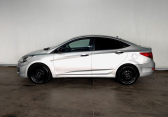 Подержанный автомобиль Hyundai Solaris Sedan 2011 года (7 фото)