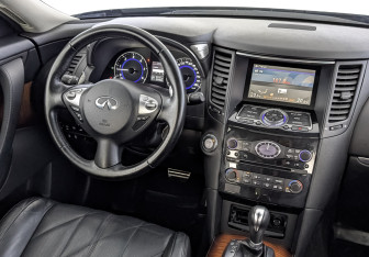 Подержанный автомобиль Infiniti QX70 2016 года (30 фото)