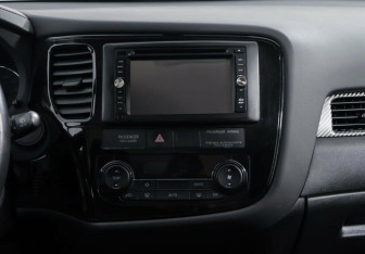 Подержанный автомобиль Mitsubishi Outlander 2015 года (11 фото)