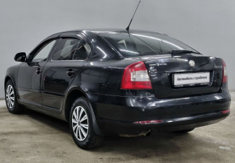 Подержанный автомобиль Skoda Octavia Liftback 2010 года (7 фото)