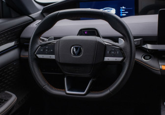 Подержанный автомобиль Changan UNI-V 2023 года (15 фото)