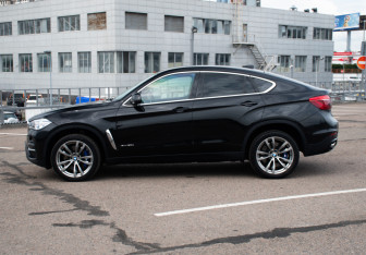 Подержанный автомобиль BMW X6 2015 года (8 фото)