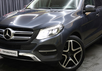 Подержанный автомобиль Mercedes-Benz GLE 2015 года (23 фото)