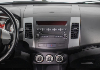 Подержанный автомобиль Mitsubishi Outlander 2008 года (14 фото)