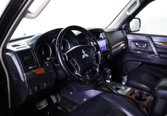 Подержанный автомобиль Mitsubishi Pajero 2007 года (15 фото)
