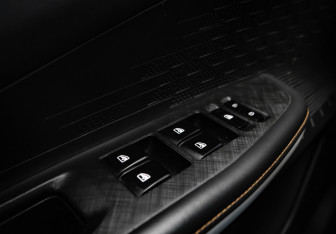 Подержанный автомобиль Changan UNI-V 2023 года (14 фото)