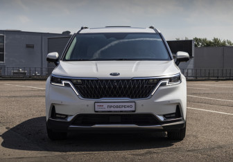 Подержанный автомобиль Kia Carnival 2020 года (3 фото)