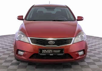 Подержанный автомобиль Kia Ceed Hatchback 2011 года (2 фото)