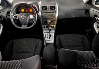 Подержанный автомобиль Toyota Corolla Sedan 2010 года (9 фото)