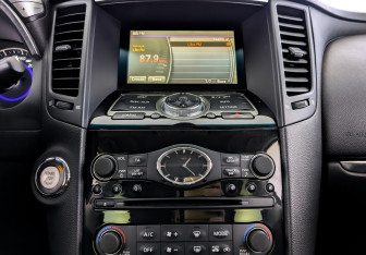 Подержанный автомобиль Infiniti QX70 2015 года (15 фото)