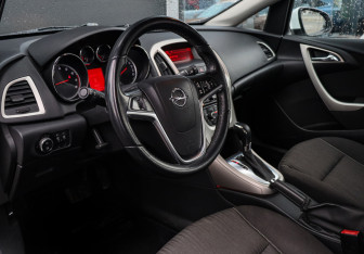 Подержанный автомобиль Opel Astra Hatchback 2011 года (12 фото)