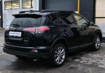 Подержанный автомобиль Toyota RAV4 2016 года (5 фото)