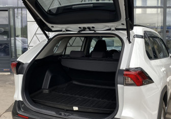 Подержанный автомобиль Toyota RAV4 2019 года (10 фото)
