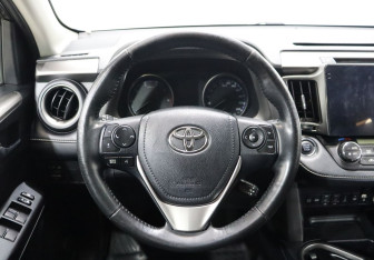 Подержанный автомобиль Toyota RAV4 2018 года (14 фото)