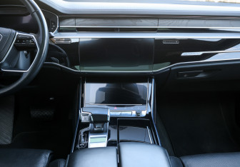 Подержанный автомобиль Audi A8 2022 года (16 фото)