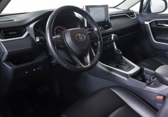 Подержанный автомобиль Toyota RAV4 2021 года (14 фото)