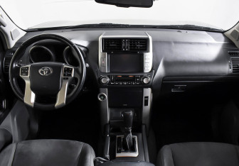 Подержанный автомобиль Toyota Land Cruiser Prado 2013 года (10 фото)