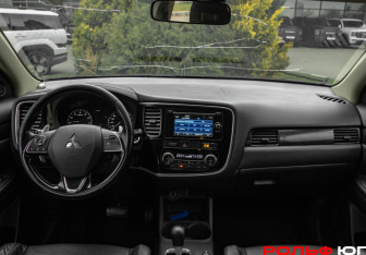 Подержанный автомобиль Mitsubishi Outlander 2015 года (10 фото)