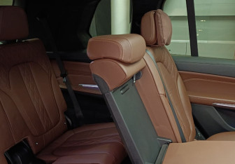Подержанный автомобиль BMW X7 2021 года (28 фото)