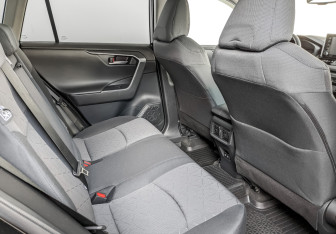 Подержанный автомобиль Toyota RAV4 2021 года (12 фото)