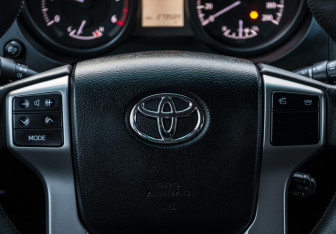 Подержанный автомобиль Toyota Land Cruiser Prado 2015 года (11 фото)